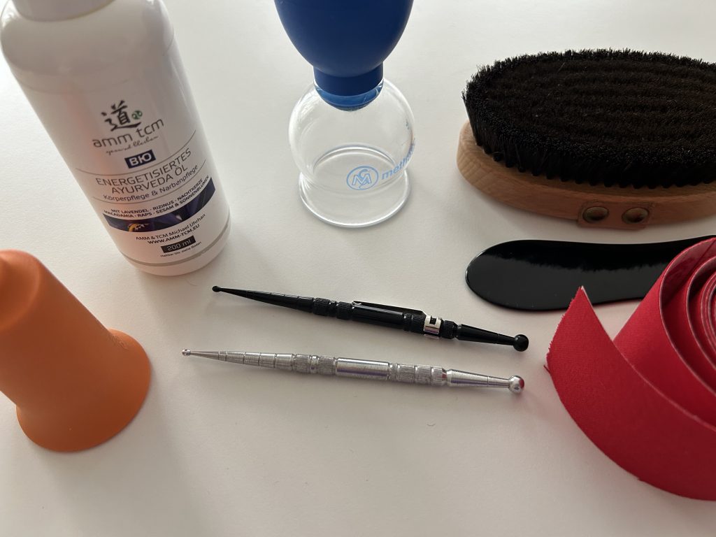 Verschiedenste Utensilien, die in der Akupunkt-Meridian-Massage von der PhysioCranio Privatpraxis Dietlinde Liptak in Göppingen - Bartenbach verwendet werden.