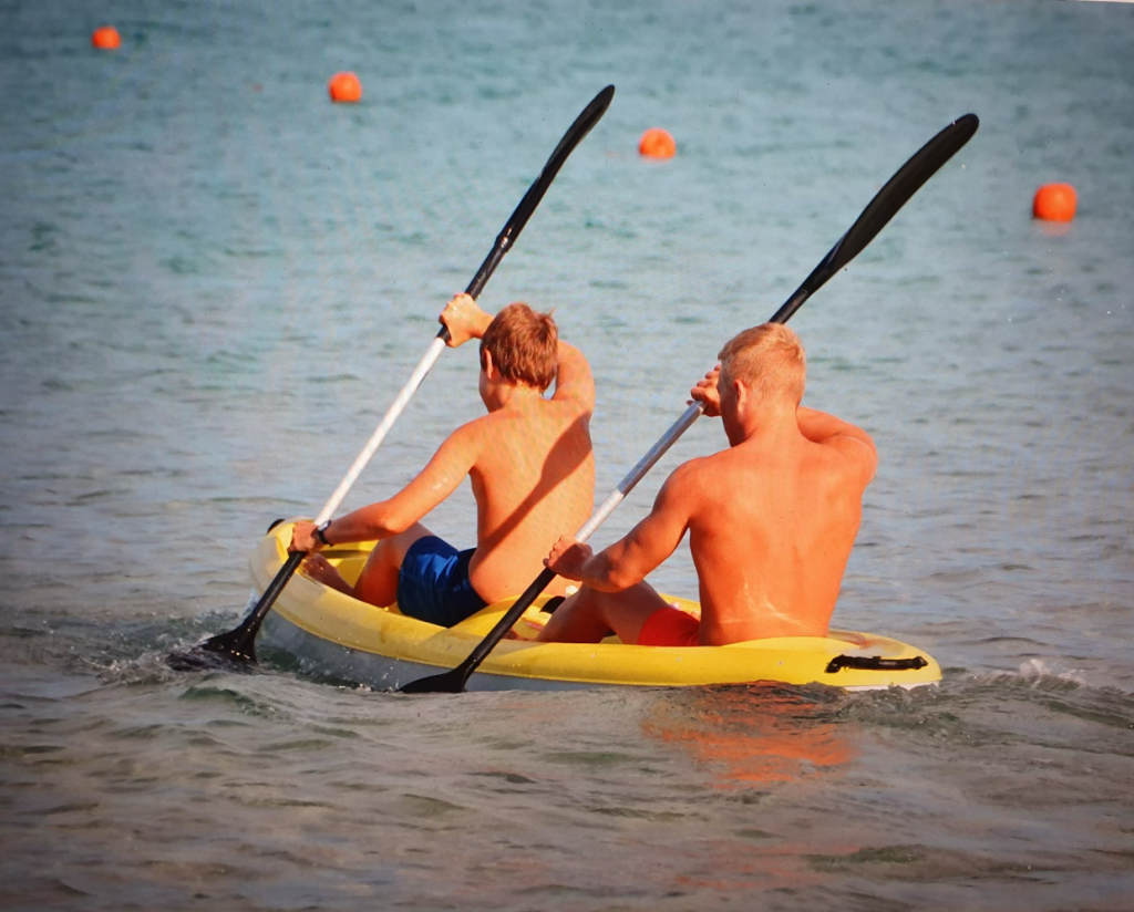 Zwei Jungen fahren Kanu
