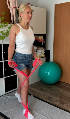 Krankengymnastik/Physiotherapie in Göppingen-Bartenbach. Patientin übt selbst eine Übung aus, die ihr von Physiotherapeutin und Krankengymnastik-Expertin Dietlinde Liptak in der PhysioCranio Privatpraxis Dietlinde Liptak gezeigt wurde.